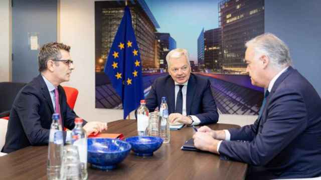 Félix Bolaños, el comisario Didier Reynders y Esteban González Pons, durante la reunión celebrada en Bruselas el pasado 12 de febrero.
