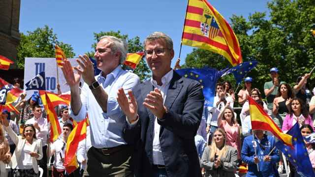El presidente de Aragón, Jorge Azcón, y el líder del PP, Alberto Núñez Feijóo, este domingo en un mitin de campaña en Zaragoza.
