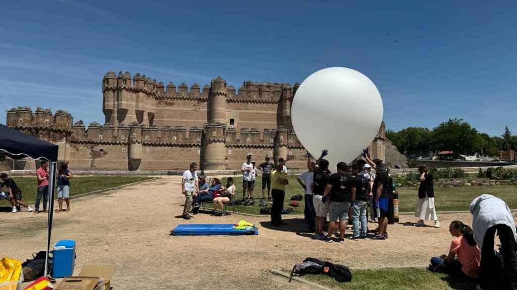 Los alumnos de los institutos madrileños antes de realizar el experimento aeroespacial.