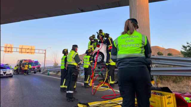 Momento del accidente con el coche colisionado contra el pilar del puente de la M-30