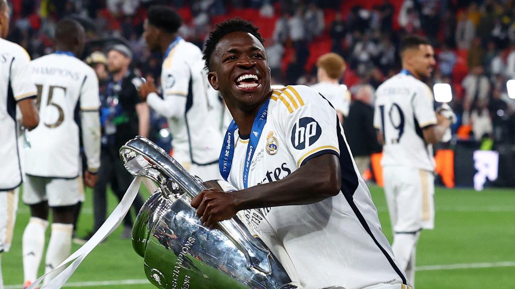 Vinicius celebra con la copa