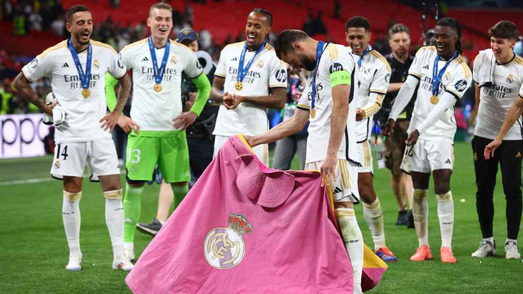 Nacho usa un capote del Real Madrid para celebrar la Champions League