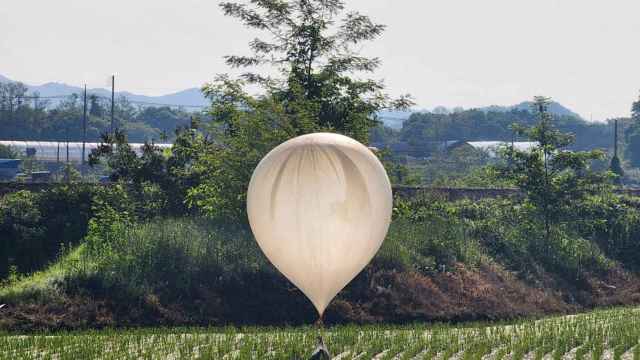 Un globo cargado de basura y excrementos enviado por Corea del Norte sobrevuela un cultivo de arroz en Cheorwon, en Corea del Sur.