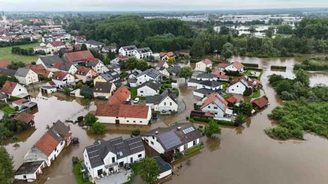 Vista aérea tomada con un dron de las inundaciones en el río Paar tras fuertes lluvias en Gotteshofen (Baviera).