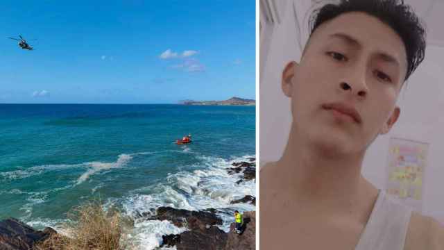 Una imagen del difunto Vladimir, de 21 años, junto a la zona donde ha muerto ahogado, este domingo, en la playa de Percheles en Mazarrón.