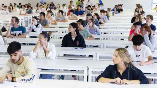 Estudiantes en un aula durante un examen.