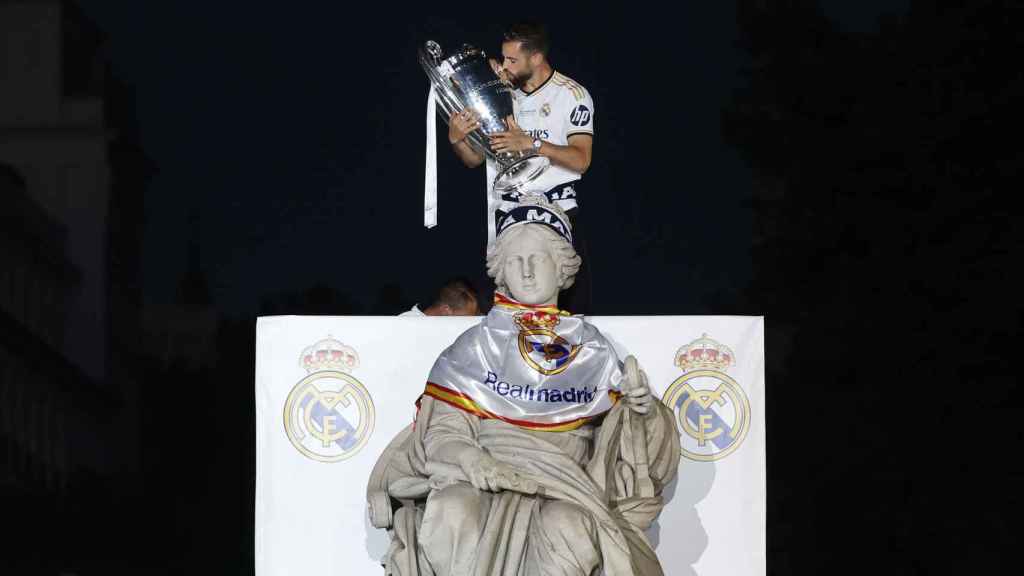 Nacho, con el título de la Champions League en Cibeles