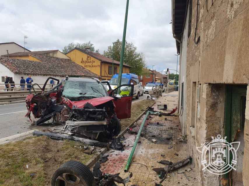 Así quedó el turismo que se accidentó en Castañares, Burgos