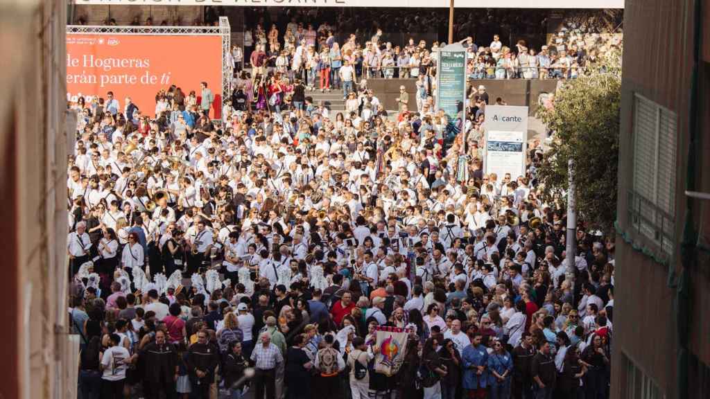 Llenazo espectacular para el comienzo de la fiesta de Hogueras en Alicante.