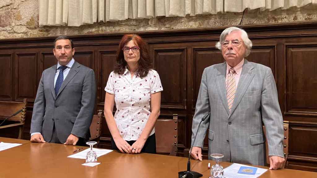 El delegado territorial , Eloy Ruiz, en la presentación del libro ‘Alumni-Universidad de Salamanca. Una marca de por vida’, del catedrático Román Álvarez, junto a la vicerrectora de Estudiantes, Inclusión, Igualdad y Compromiso Social, Marta Gutiérrez