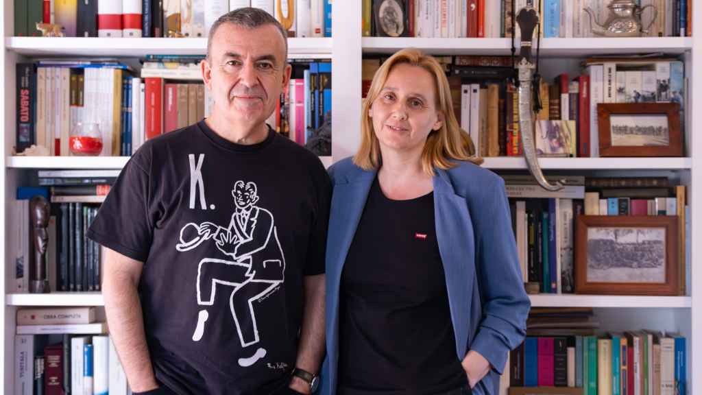 Estanterías repletas de libros rodean la casa de Silva y Trujillo, casados desde hace 15 años.