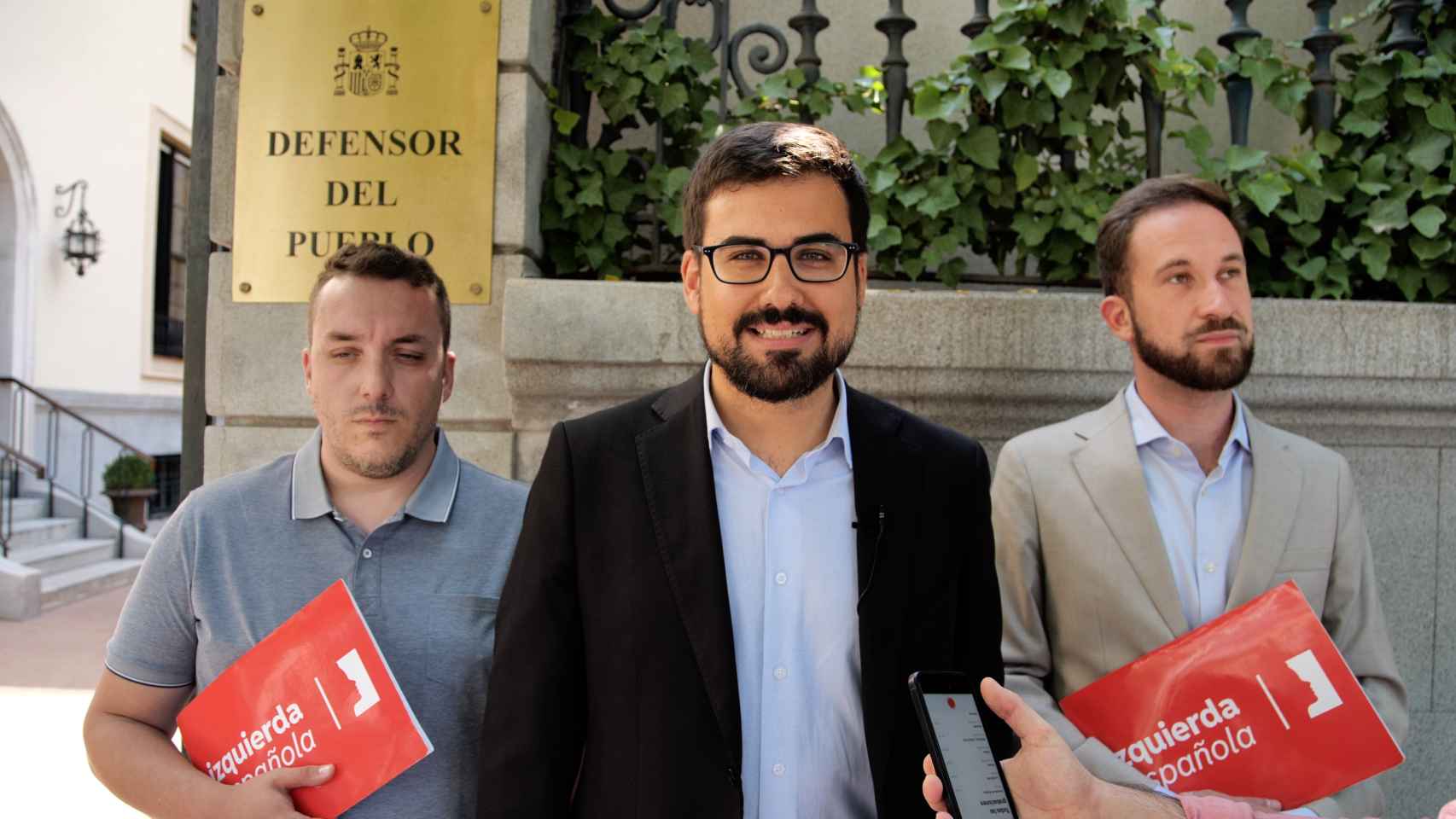 Del Valle frente a la sede del Defensor del Pueblo, en Madrid