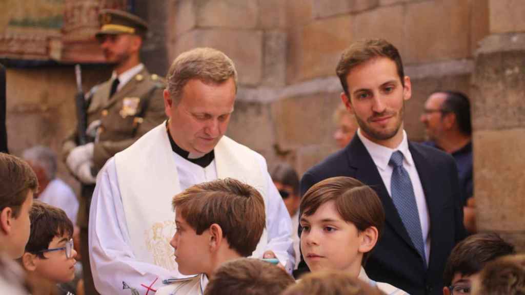 El padre José Antonio Jiménez 'Quillo' durante la procesión del Corpus Christi de Toledo el pasado jueves.