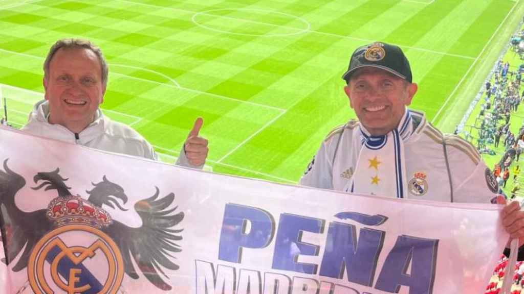 El padre Quillo y su hermano en Wembley.