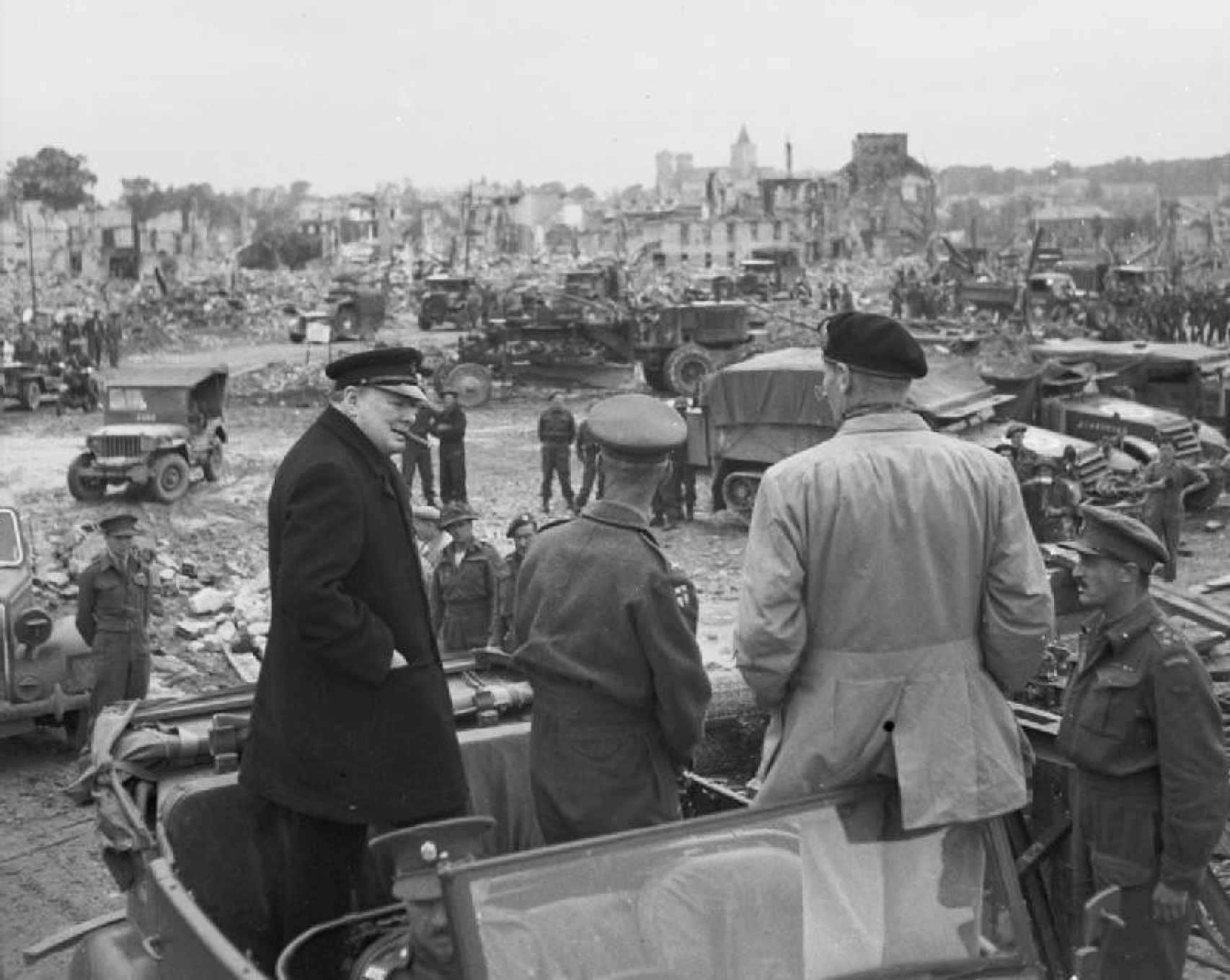 El premier Churchill visitando las ruinas de Caen con el general Montgomery el 22 de julio de 1944.