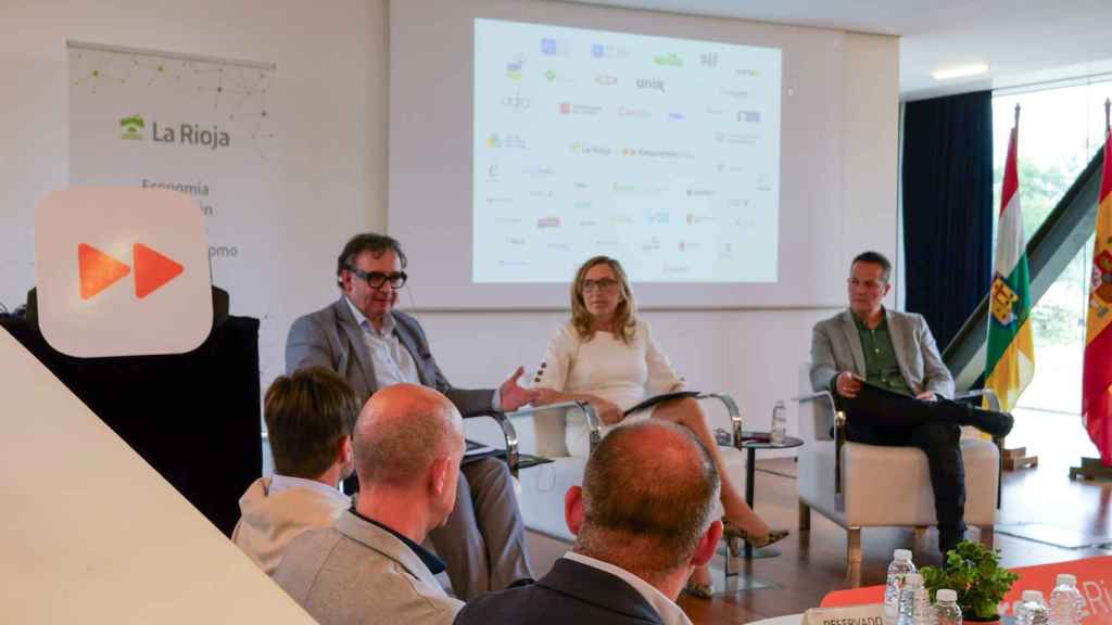 La consejera riojana Belinda León, en el centro, durante una reunión con los emprendedores.