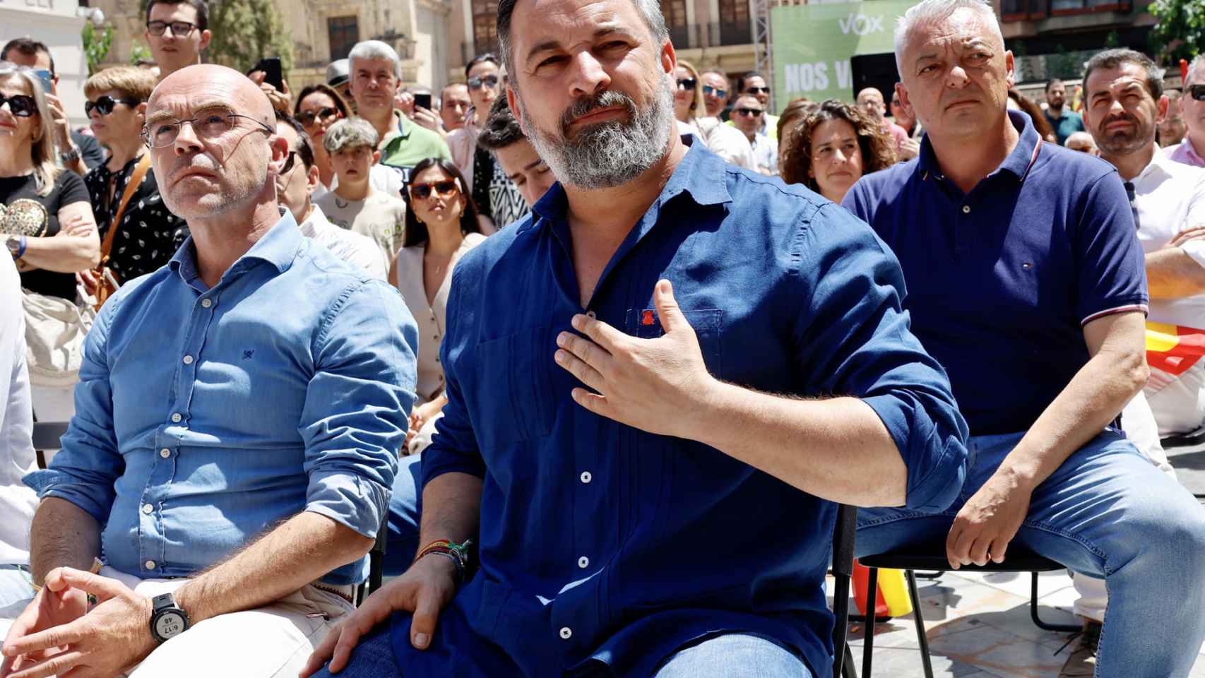 El secretario general de Vox, Santiago Abascal (d), y el candidato a las elecciones europeas, Jorge Buxadé (i), en un mitin de campaña.