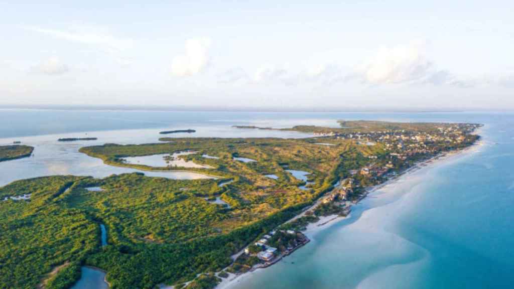 Vista aérea de la península de Sian Ka'an, famosa por sus aguas cristalinas y su fauna y flora salvaje.