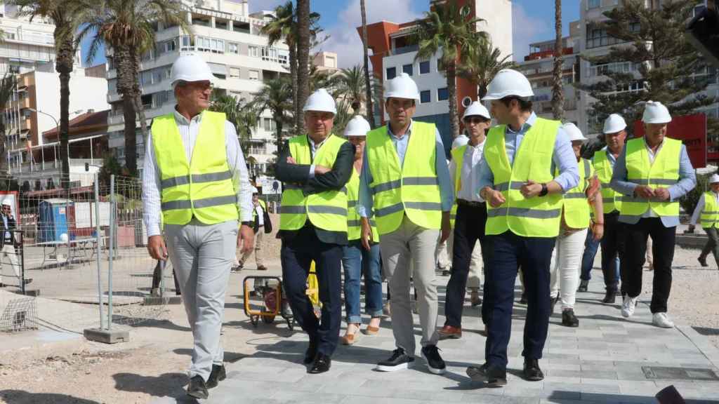 Carlos Mazón durante su visita a Torrevieja acompañado por autoridades locales.