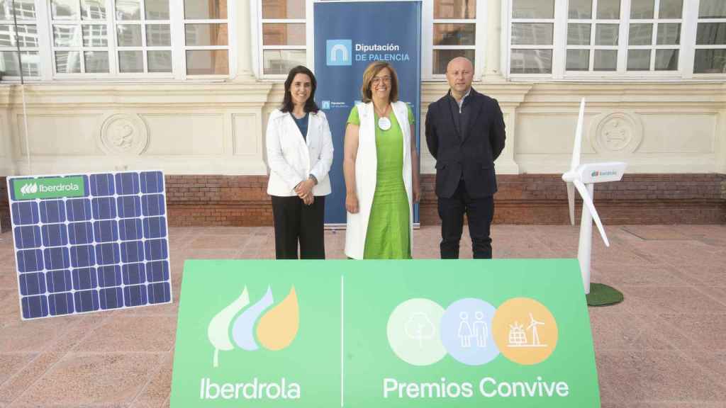 La responsable de Análisis y Proyectos Especiales de Iberdrola, Marta Martínez; la presidenta de la Diputación de Palencia, Ángeles Armisén; y el alcalde de Paredes de Nava, Luis Antonio Calderón, presentan los II Premios Convive