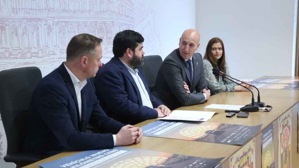 El alcalde de León, José Antonio Diez, junto a los representantes de Acole, Roberto Rodríguez, Julio Cabanas y Carmen Santos,  en la presentación del VI Salón del Vehículo Nuevo y Kilómetro Cero