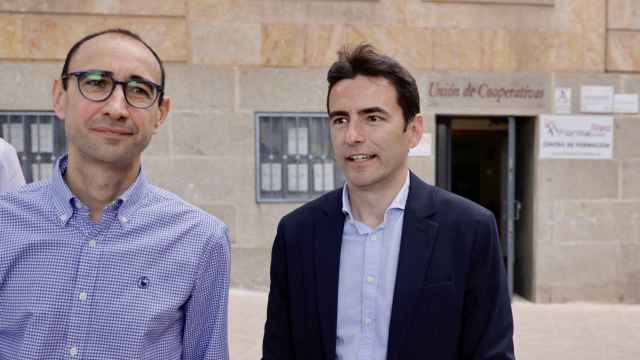 El secretario Federal de Política Económica y Transformación Digital del PSOE, Pedro Casares, atiende a los medios de comunicación junto al secretario general del PSOE de Salamanca, David Serrada, antes de reunirse con entidades de economía social en la sede de Owen