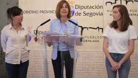 La diputada de Promoción Provincial y Desarrollo Rural Sostenible, Magdalena Rodríguez; y las promotoras del evento, Veronika Efremova y Diana García, presentan 'SOS-Tejible'