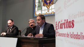 El arzobispo de la Archidiócesis de Valladolid, Luis Argüello; el delegado episcopal de Cáritas Diocesana de Valladolid, José Colinas; y el director de Cáritas Diocesana de Valladolid, Guenther, presentan su memoria correspondiente al año 2023