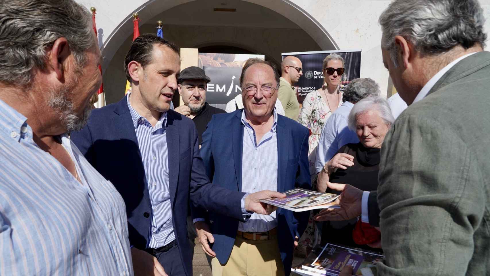 El presidente de la Diputación de Valladolid, Conrado Íscar, presentando la nueva guía