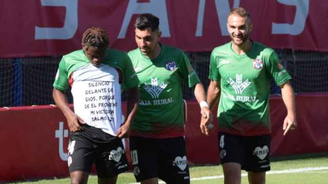 Luis Rivas muestra un mensaje en su camiseta tras marcar el gol de la victoria para el Zamora CF