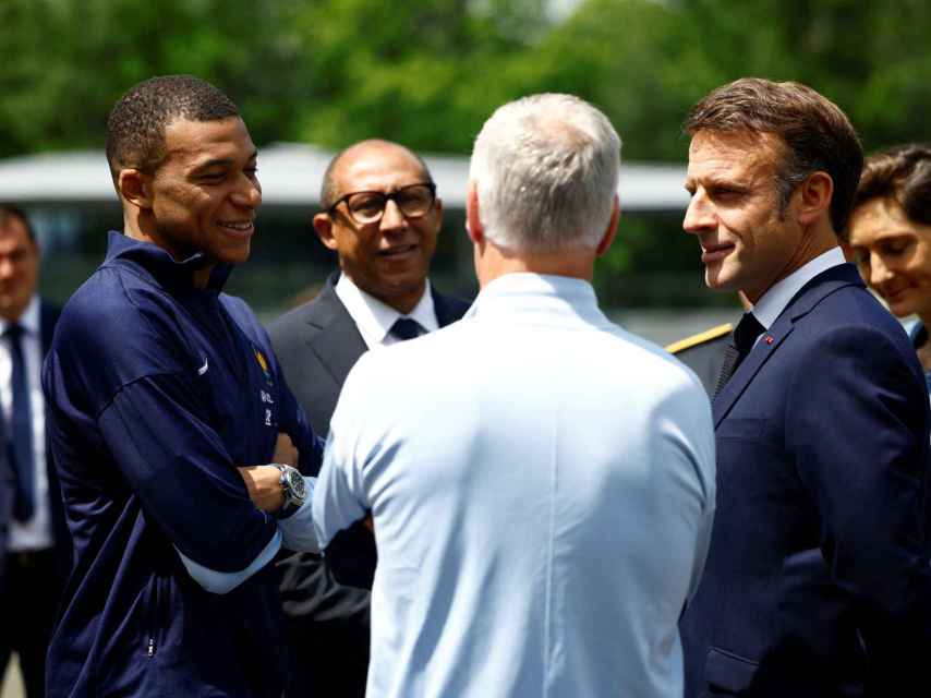 El nuevo jugador delReal Madrid, Kylian Mbappé, charla con el presidente francés, Emmanuel Macron, en una imagen de archivo.