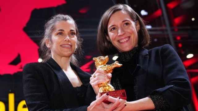 La productora María Zamora, a la izquierda, junto a la directora Carla Simón. Foto: EFE