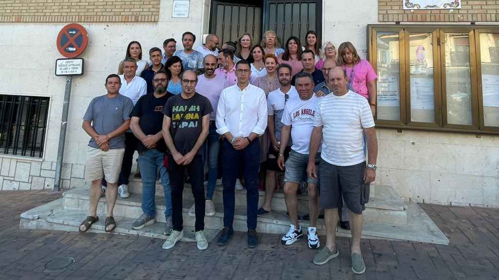 Trabajadores de Homm y representantes institucionales a las puertas del Ayuntamiento de Seseña.