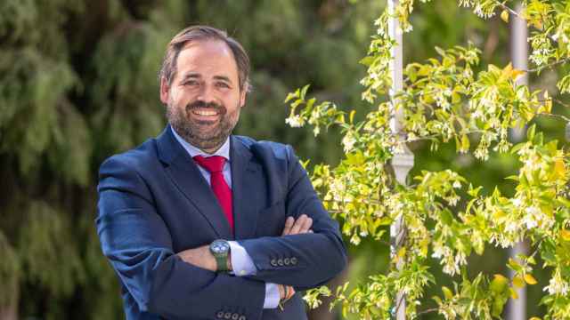 Paco Núñez, presidente del PP de Castilla-La Mancha, en los exteriores de las Cortes regionales.