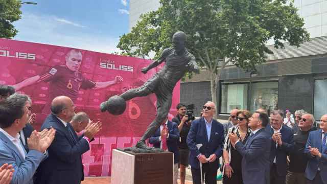 Inauguración de la escultura Iniesta Eterno.