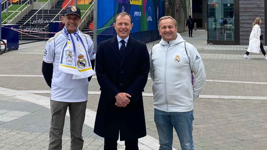 El padre Quillo (derecha) junto a Emilio Butragueño y a su hermano.