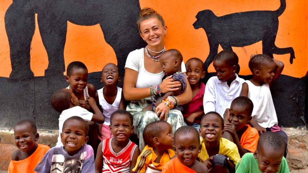 La joven con los pequeños de Kikaya House.