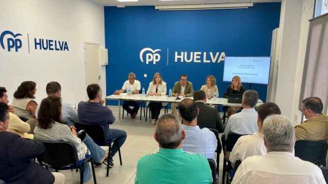 Responsables del PP de Huelva en una imagen de archivo en la sede que ha sido asaltada.