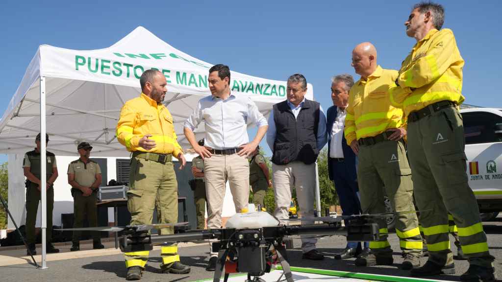 El presidente de la Junta de Andalucía, Juanma Moreno, presenta el plan Infoca en Almonte (Huelva).