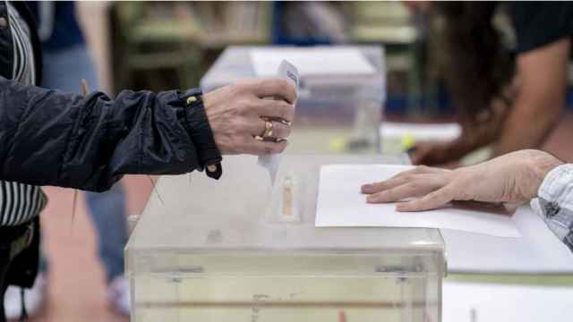 Un ciudadano de la Región de Murcia ejerciendo su derecho a voto.