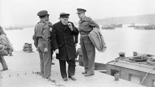 Winston Churchill en el puerto artificial de Arromanches en julio de 1944.