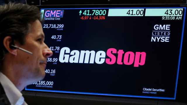 El logo de GameStop en una pantalla de la Bolsa de Nueva York.
