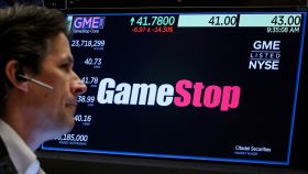 El logo de GameStop en una pantalla de la Bolsa de Nueva York.