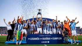 Los jugadores del Leganés celebran su ascenso a la Primer División tras recibir el trofeo como campeones de Segunda, el pasado domingo.