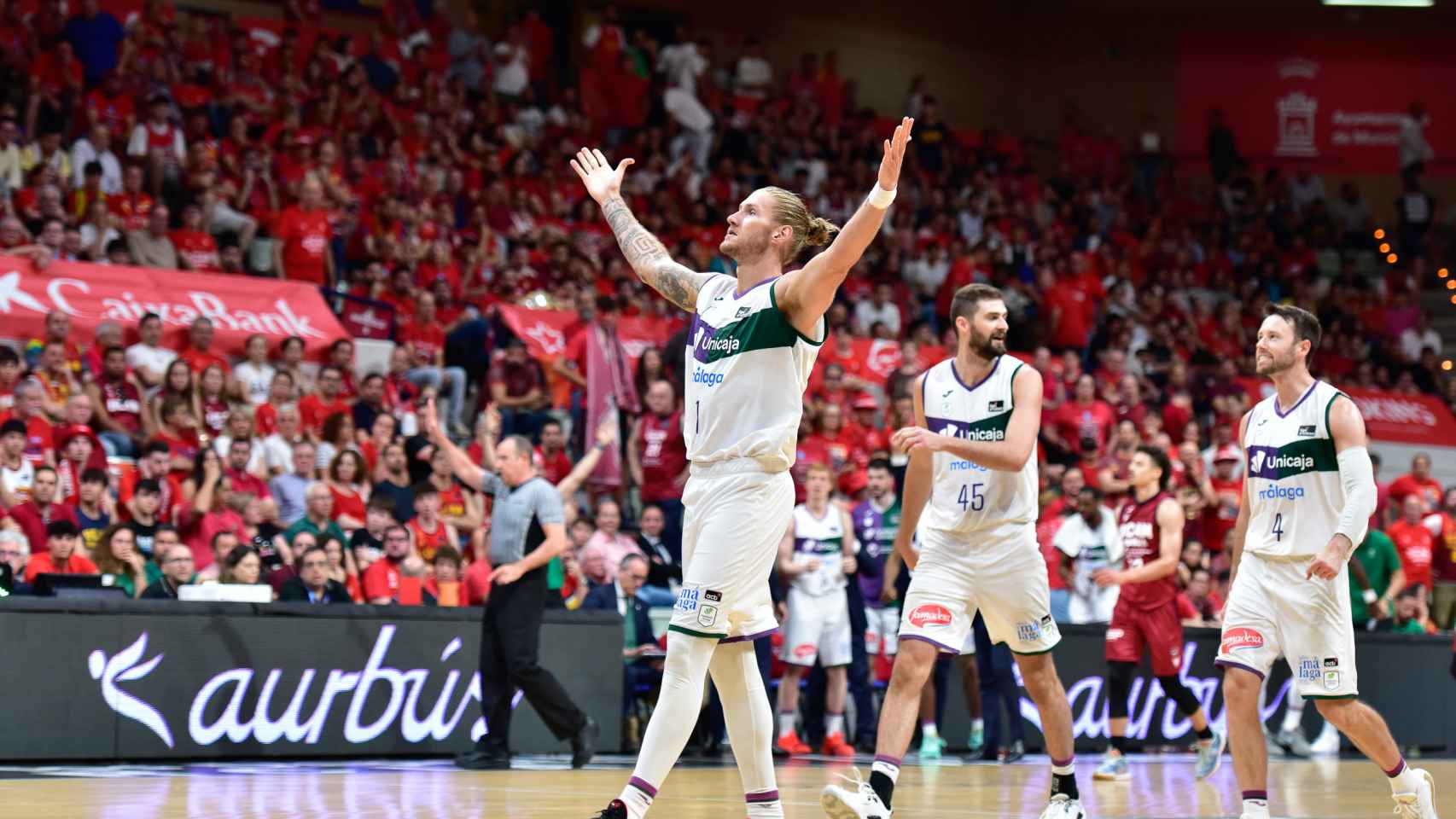 Dylan Osetkowski celebra una canasta en la cancha de UCAM Murcia