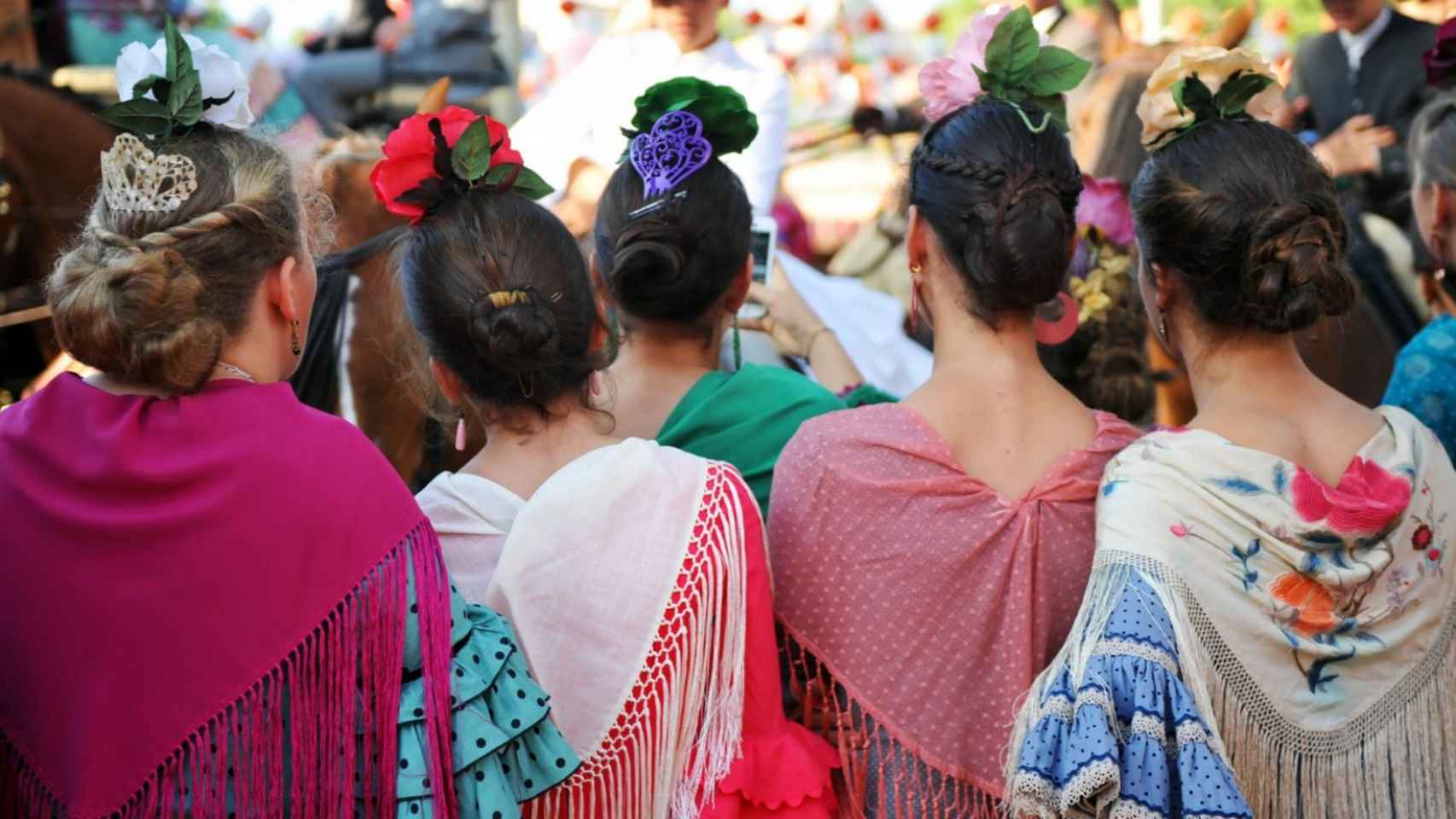 Mujeres vestidas con trajes típicos de Andalucía.