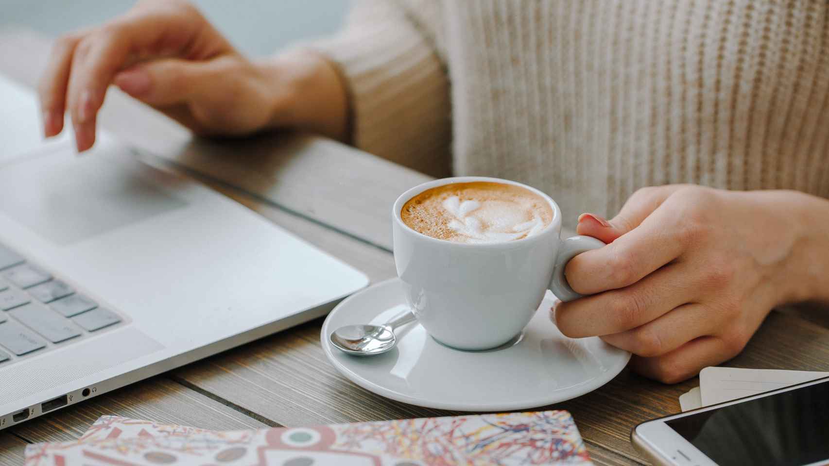 Mujer tomando café.