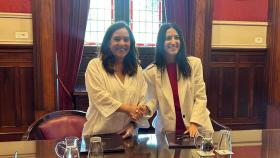 alcaldesa de A Coruña, Inés Rey,junto a la presidenta de la Asociación de Jóvenes Empresarios y Empresarias de A Coruña, Eva Rosende Castro.