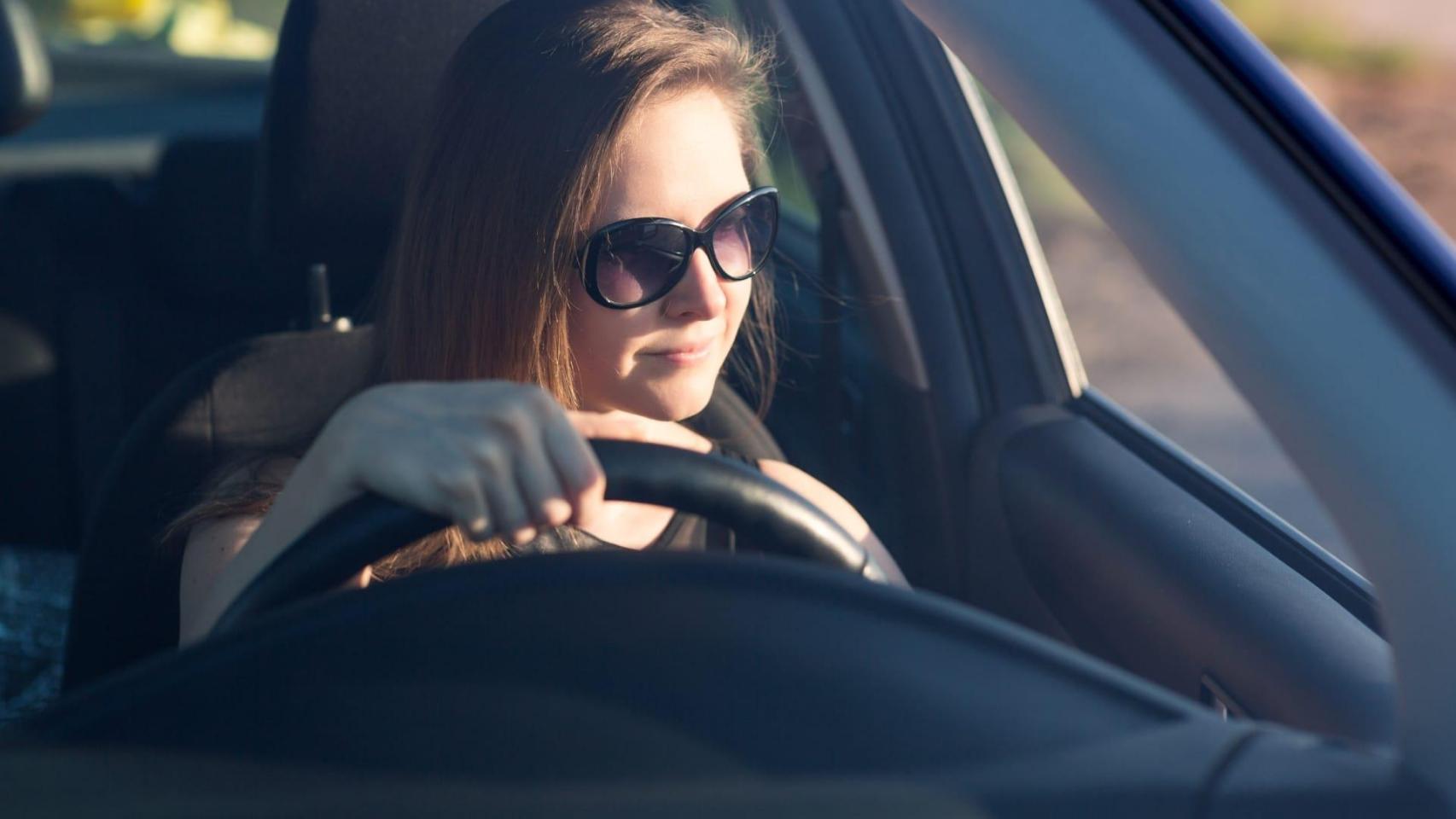 Una conductora circula con gafas de sol