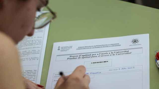 Un estudiante realiza el examen de las Pruebas de Acceso a la Universidad (PAU) 2023. Efe / Biel Aliño
